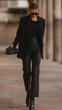 Straight Leather Pants, Leather Pants Black, Looks Street Style, All Black Outfit, Silk Pants, Mode Inspo