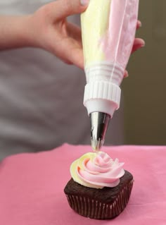 How to pipe two-toned frosting. Neat! Piping Bag, Baking Mixes, Chocolate Dessert, Ingredients Recipes, Great Recipes, Piping, Pantry, Frosting, Pastry