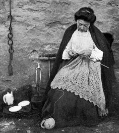 Old ancestry visit genealogy Scottish family history photograph image of a crofter kinitting outside her cottage on Fair Isle, Scotland: Shetland Lace, Knitting Pictures, Making Lace, Vintage Foto's, Fair Isles, Knit Art, Craft Sewing, Knitted Wit, Dew Drops