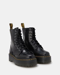 Botas de mujer de piel en color negro · Dr. Martens Outfit Mujer, Dr Martens Boots, Dr Martens Shoes, Winter 2022, Dr. Martens Boots, Dr. Martens, Dark Academia, Combat Boots, Nike