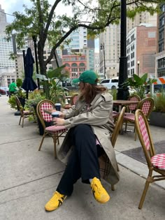 Fall 2023 Tops, Tiger Sneakers Outfit, Onitsuka Tiger Street Style, Yellow Sneakers Outfit Street Style, Tiger Sneakers Onitsuka, Tiger Onitsuka Women Outfit, Yellow Sneakers Outfit Women, Asics Onitsuka Tiger Outfit, Outfit With Yellow Shoes