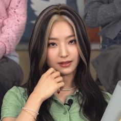 Saerom Hair, Prettiest Girl, Hair Streaks, Haircuts Straight Hair, Dye My Hair, Medium Hair Cuts, Kpop Idols