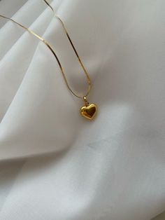 Minimal Gold Accessories, Nackles Design Simple, Pmj Jewellery, Jewelry Necklace Simple, Fancy Jewelry Necklace, Pretty Jewelry Necklaces, Fancy Jewellery Designs, Gold Bridal Jewellery Sets