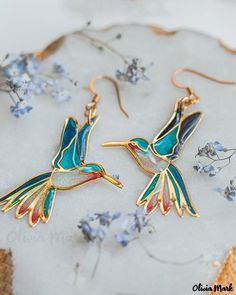 Olivia Mark – Pendientes de gancho en forma de colibrí (1 par) Handpainted Earrings Clay, Stainless Glass Art, Magical Jewelry Pendants, Hummingbird Aesthetic, Stain Glass Jewelry, Cute Earrings Aesthetic, Magical Earrings, Bird Earring, Blue Hummingbird