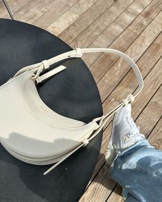 Designer bag dupe Crossbody Bag Polene, White Shoulder Bag Outfit, Polene Bag, Fox Purse, Paris Activities, Shoulder Bag Outfit, Hijab Wear, Inside My Bag