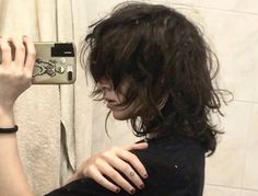 Shaggy Grunge Hair, Emo Curtain Bangs, Wolfcut Inspo Medium, Shoulder Length Masc Hair, Masc Shag Hair, Frosted Tips Curly Hair, Shabby Haircut, Shaggy Emo Hair, They Them Haircuts