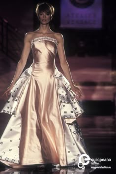 Kristen Mcmenamy, Versace Spring, Atelier Versace, Glam Dresses, Runway Models