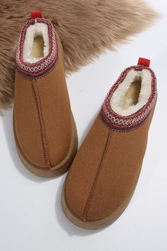 The it gift this Christmas!! Super cozy and cute, you're going to love them! Color Castaño, Lisa Fischer, Platform Flats, Chestnut Color, Sunglass Chain, Suede Mules, Suede Flats, Platform Slippers, Incheon