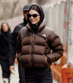 Kendall Jenner North Face Jacket, Kendall Jenner North Face, Brown North Face Puffer Jacket, The North Face Outfit, Brown Puffer Jacket Outfit, Brown North Face Puffer, Yg Style, Brown North Face, The North Face Puffer Jacket