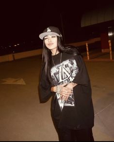 Tattoo Artists Outfit, Mexican Y2k Outfits, Hiphop Outfits Women, Thug Outfits Female, Gangster Girl Aesthetic Outfits, 90s Gangster Outfits, Thug Style Gangsters, Chicano Outfit Women, Chicana Style Outfits 90s