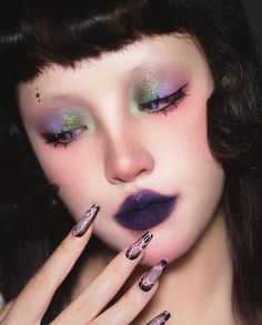 Purple Lipstick Makeup, Winter Eyeshadow, Purple Eye Makeup, Cute Eye Makeup, Eyeliner Gel, Purple Lipstick, Pinterest Makeup, Single Eyeshadow