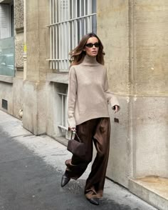 Brown Satin Trousers Outfit, Silk Pants Winter Outfit, Silk Brown Pants Outfit, Satin Pants Winter Outfit, Silk Pants Outfit Casual, Tonal Outfits Monochrome, Brown Silk Pants Outfit, Satin Pants Outfit Winter, Brown Satin Pants Outfit