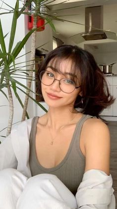 Bangs And Glasses, Glasses For Round Faces, Glasses Inspiration, Cute Glasses, Beauty Portrait