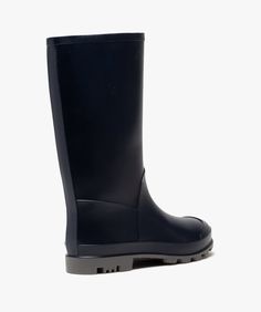 Pour aller se promener en automne, au printemps… et parfois même en été tout en gardant les pieds au sec, les bottes de pluie sont vite indispensables ! Ce modèle de bottes de pluie pour femme adopte une tige sobre, unie, montée sur une épaisse semelle contrastante marquée de crans. A noter : le bout est renforcé pour une meilleure robustesse du modèle dans le temps. Un renfort de matière du contrefort jusqu’en haut du col assure un bon maintien de la tige lorsqu’elles ne sont pas portées. Follow Me