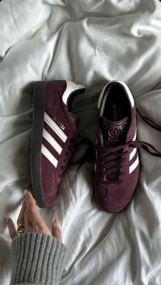 Adidas Gazelle Burgundy, Adidas Gazelle Red, Converse Shoes Aesthetic, Red Gazelle, Adidas Aesthetic, Gazelle Adidas, Adidas Art