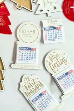 calendar magnets with christmas trees on them and the words happy holidays written in spanish