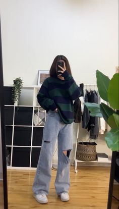 Winter Outing Outfit, Everyday Outfits Fall, Cool Dpz, Cargo Pants For Women, Denim Jeans For Women, Jeans Pant, Women Cargo Pants, Fashion Top Outfits, Korean Casual Outfits