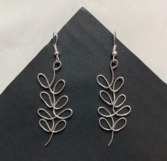 ✦ Perfect for plant lovers or just to spice up your outfits! Looks like olive branches! ✦ New & handmade ✦ Handle with delicacy to avoid bending the wire! ✦ Imperfections, some shape differences, & plier marks may be visible since they're hand bent ✦ Silver/gold plated lead & nickel free zinc alloy hooks; 20 gauge wire ✦ Rubber backings included Diy Earrings Wire, Wire Earrings Diy, Olive Earrings, Pulseras Kandi, Wire Earrings Handmade, Wire Jewelry Patterns, Diy Wire Earrings, Homemade Earrings, Wire Wrap Jewelry Designs