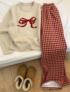 cozy outfit idea, red cute outfit, red winter style 2024 Fits, Pijamas Women, Accessory Inspo, Cute Pjs, Skandinavian Fashion, Cute Pajama Sets, Cute Pajamas, Mode Inspo, Cute Everyday Outfits