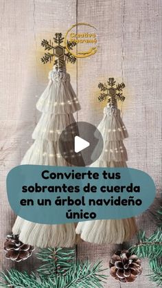 a christmas tree with pine cones on it and the words conviere tus sobrantes de cuera en arbol navidenoo