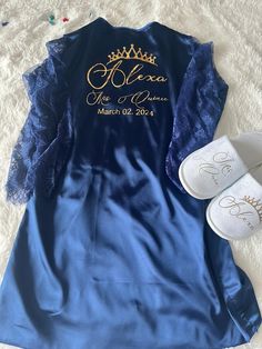 Quinceañera satin robe with lace, Mis Quince Gift Set, Quince Personalized Gifts, Mis XV Gifts, Quinceañera Silk Robes, Quinceañera robes 💎 H O W _ T O _ O R D E R 💎 - Select Color and Size - Select Personalization Type by choosing where you want your customization to be. - Add in Personalization box the titles, names or the design that you want (for special designs please contact in advance) and font color. You can also add this information in your notes. And add to your cart. - Once all the Quinceanera Midnight Theme, Navy Blue Dama Dresses Quince, Royal Blue Quince Chambelanes, Dark Blue Chambelanes Outfits, Quinceañera Robes, Navy Blue And Gold Quince, Midnight Blue Quince, Royal Blue Chambelanes Outfits, Blue And Gold Quince