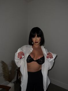 Black Bra Halloween Costume, Halloween Costumes For Black Hair Women, Costume Ideas With Black Hair, Halloween Costumes With Dark Hair, Mia Costume Pulp Fiction, Baddie Halloween Costumes Brunette, Halloween Costumes With Long Black Hair, Short Dark Hair Costume Ideas, Short Brunette Hair Halloween Costumes