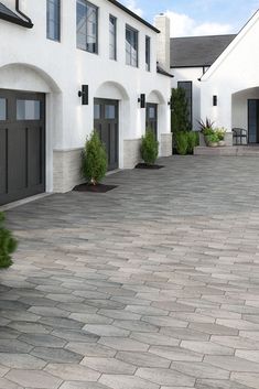 Here are a few of our favorite driveway paver patterns, from ultra-modern to eternally elegant, that will get your creative juices flowing (and people’s heads turning). Concrete Pavers Walkway, Modern Driveway, Streetscape Design, Paver Walkway, Patio Slabs, Driveway Landscaping, Paver Driveway, Paved Patio