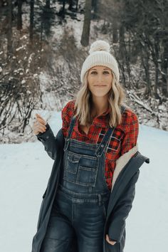 Overalls Outfit Grunge, Overalls Winter Outfit, Snowy Outfits, Winter Overalls Outfit, Retro Outfits Aesthetic, Overalls Outfit Winter, Overalls Aesthetic, Black Overalls Outfit, Cute Overall Outfits