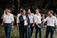 Bem-vindos padrinhos August Groom Attire, No Suit Jacket Groomsmen, Bridal Party Outfit Ideas, No Tie Groomsmen Attire, No Jacket Groomsmen, Groomsmen Attire No Jacket, Garden Party Wedding Groomsmen, Simple Groomsmen Attire, Groomsmen Attire Summer