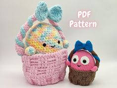 two crocheted items are sitting next to each other on a white background with the words pop pattern