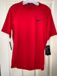 Red Athleisure T-shirt For Sports Season, Red Athleisure T-shirt For Sports, Nike Go-dry Short Sleeve Activewear, Nike Short Sleeve Training Tops, Nike Short Sleeve Activewear For Training, Nike Fitted T-shirt For Sports, Nike Dri-fit Short Sleeve Tops, Red Nike Activewear For Gym, University Red Sporty T-shirt For Sports