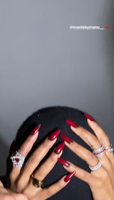 Rihanna Jewelry, Trendy Classy Nails, Rihanna Nails, Nice Hands, Red Nail Varnish, October Mood, Deep Red Nails, Kutek Disney, Dark Red Nails