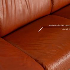 a brown leather couch with the words minimale gerauchhauss on it