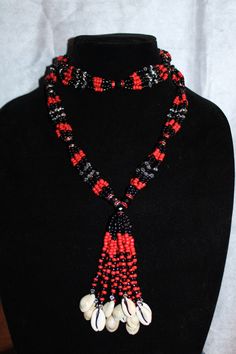 Collar hecho a mano de Elegua How To Make Beads, Chain Styles, Favorite Jewelry, Handmade Items, Bathing Beauties, Jewelry Necklaces, Electronic Accessories