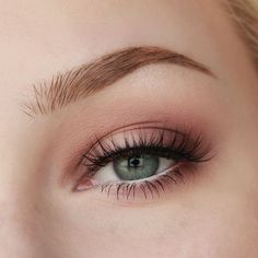 Mat Makeup, Spring Eye Makeup, Make Up Mata, Mac Cosmetics Eyeshadow, Eye Makeup Images, Bluish Green Eyes, Eyeliner Tips, Makeup Tip, Makeup Images