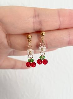 🌼🍒Daisy and Cherry earrings🍒🌼 Tiny and cute̴̛ᴗ⁍̴̴̛̛ᴗ⁍̴̴̛̛ᴗ⁍̴̛⁎) Total 26mm long Flowers 6mm Cherry 6*8 mm Made with 2mm seed beads and 3mm, 5mm glass beads Cherry Beads Earrings, Cherry Jewelry Diy, Tiny Bead Crafts, Earring With Beads, Cherry Bead Earrings, Beaded Earrings Studs, Cherry Beaded Earrings, Diy Cherry Earrings, Earing Ideas Beads