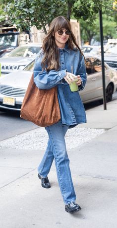 90s Jcrew Catalogue, Style Trends 2024 Women, Dakota Johnson Street Style 2024, Natalia Dyer Style, Dakota Johnson 2024, Outfits For San Francisco, Fashion For Short Women Petite Style, American Vintage Outfits, Cute Movie Date Outfits