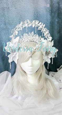 This snow queen / winter goddess halo crown is a white pearls and snowflake crown. A stunning and detailed winter wonderland headpiece to be the crowning glory of your outfit and take it to a whole other level. Mounted to a toothed headband and reinforced with metal, this piece is easy to wear and can be slightly adjusted for comfort and fit (there's a video on my TikTok page explaining how to do this).  It is comfortable and spectacular. Adorned with loads of artificial pearls, shimmery beads a Halo Crown Headpieces, Cj Core, Snowflake Accessories, Winter Headpiece, Winter Wonderland Costume, Goddess Halo Crown, Snowflake Costume, Headpiece Halo, Fantasy Fits