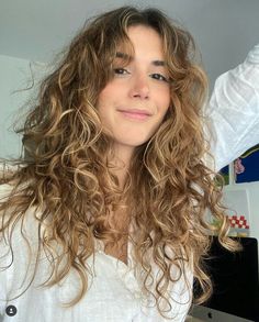 Naturally Wavy Hair Cuts, Long Curly Haircuts, Natural Curly Hair Cuts, Layered Curly Hair, Curly Hair Photos, Wavy Haircuts, Natural Wavy Hair, Haircuts For Wavy Hair, Haircuts For Curly Hair