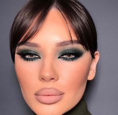 Smokey Eye Makeup Green, Dark Green Makeup, Smink Inspiration, Green Makeup, Beautiful Eye Makeup, Makijaż Smokey Eye, Evening Makeup, Glowing Makeup