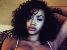 #2016makeup  #2016aesthetic  #prettygirl Curly Haired Girl, Uk Icon, Beautiful Curly Hair, Hairdos For Curly Hair, School Looks, Foto Ideas Instagram, Cute Poses For Pictures, Cute Selfie Ideas, Pretty Selfies