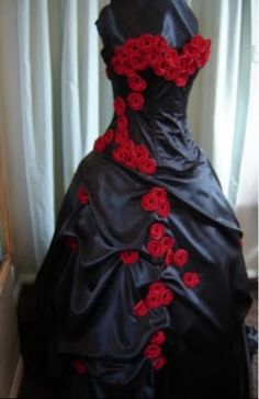 Gothic wedding dress Gothic Bridesmaids, Gothic Wedding Dresses, Halloween Wedding Dresses, Black Wedding Dress, Dark Wedding, Red Wedding Dresses