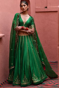 Silk Lehenga Designs, Chaniya Choli Designs, Mehendi Outfit, Choli Dress, Mehendi Outfits, Best Blouse Designs, Lehenga Designs Simple