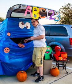 The Best Halloween Trunk or Treat Ideas Theme trucks cars suvs and vans. Easy church Halloween ideas Cookie Monster Sesame Street Halloween themes  #halloween #trickortreat #trunkortreat #church #awana #halloweendecorations #halloweendecor #halloweendecardiy #halloweendecorideas #party #partyideas #sesamestreet Halloween Car Decorations, Fall Carnival, Dulces Halloween, Halloween Traditions, Creative Activities For Kids