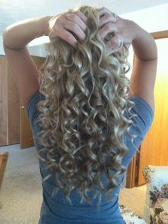 Retro, Stacked, Spiral Perm Hairstyles And Other Quirky Ideas Loose Spiral Perm, Body Wave Perm, Spiral Perm, Short Permed Hair, Spiral Curls, Curling Wand, Long Curly Hair, Long Curly