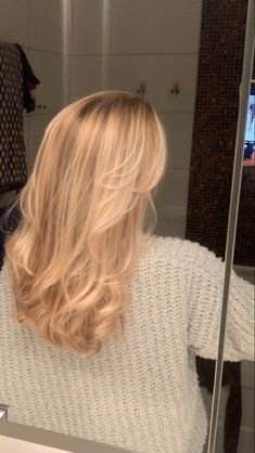 Layered Hair Blonde Medium, Face Frame Mid Length Hair, Blonde Hair Face Framing Layers, Blonde Medium Length Hair With Layers Straight, Scandinavian Haircut, Blonde Mid Length Hair With Layers, Layered Hair Unstyled, Layers On Fine Hair, Blond Layered Hair