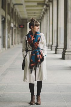 New look for your scarf Scarf Trends, How To Wear A Scarf, Beige Coat, How To Wear Scarves, Fall Ideas, Irina Shayk, Cheap Fashion, Mode Inspiration, Scarf Styles