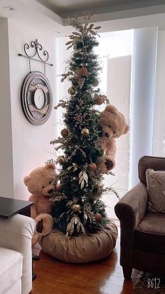 there is a christmas tree with teddy bears on it