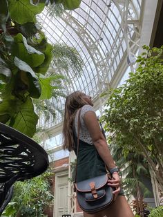 Overalls botanical garden satchel Summer Pose Girly, Botanical Garden Outfit, Front Yard Flower Bed, Garden Outfit, Curb Appeal Garden, Cool Pose, Lawn Ideas