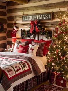 Red Rustic Christmas Decor, Classical Christmas Decor, Christmascore Aesthetic, Christmas Cabin Aesthetic, Multiple Christmas Trees In One Room, Country Christmas Aesthetic, Small House Christmas Decor, Cozy Christmas Bedroom Aesthetic, Cozy Cabin Bedrooms